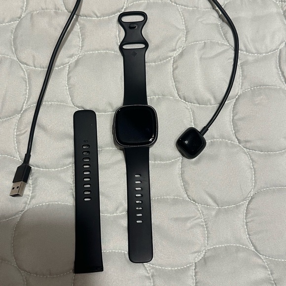 Fitbit versa 4 practically brand new only worn once